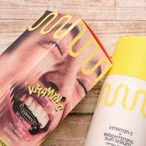 Vitamin C Brightening Sun Serum de Common Labs